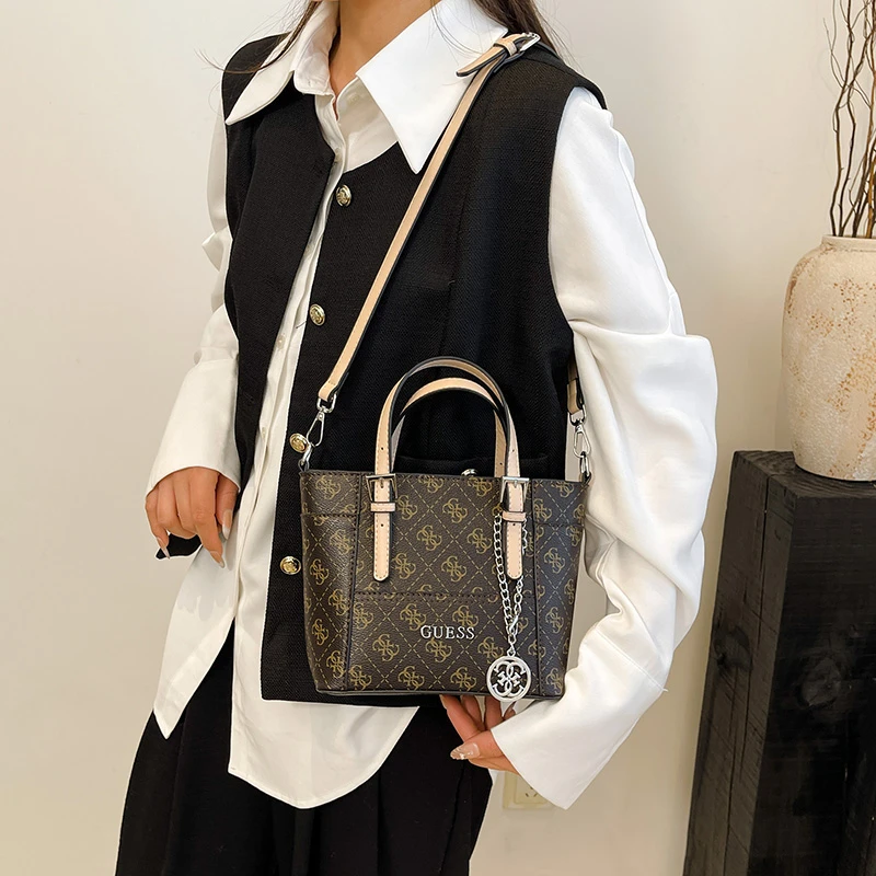 حقيبة كروس جلدية أنيقة للنساء حقيبة كتف ذات علامة تجارية فاخرة محفظة للسيدات مع إبزيم محفور