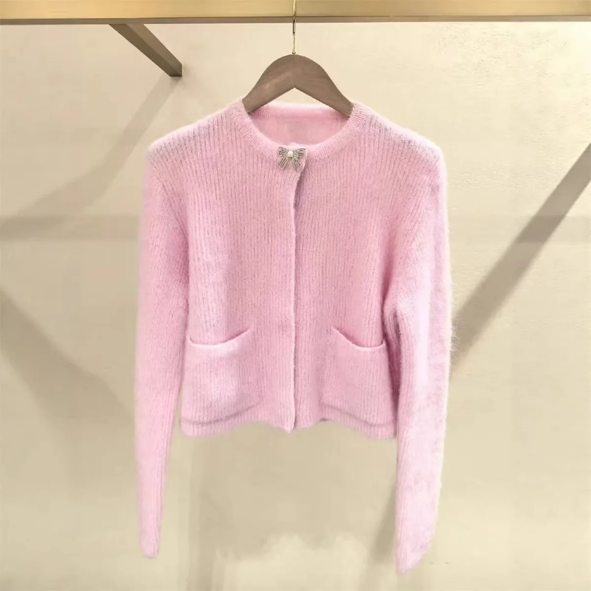 

【Бесплатный подарок】Французский шик 2026: Нежный кардиган из вязаного трикотажа с бантом, стразами и пуговицами, мягкий и элегантный женский свитер