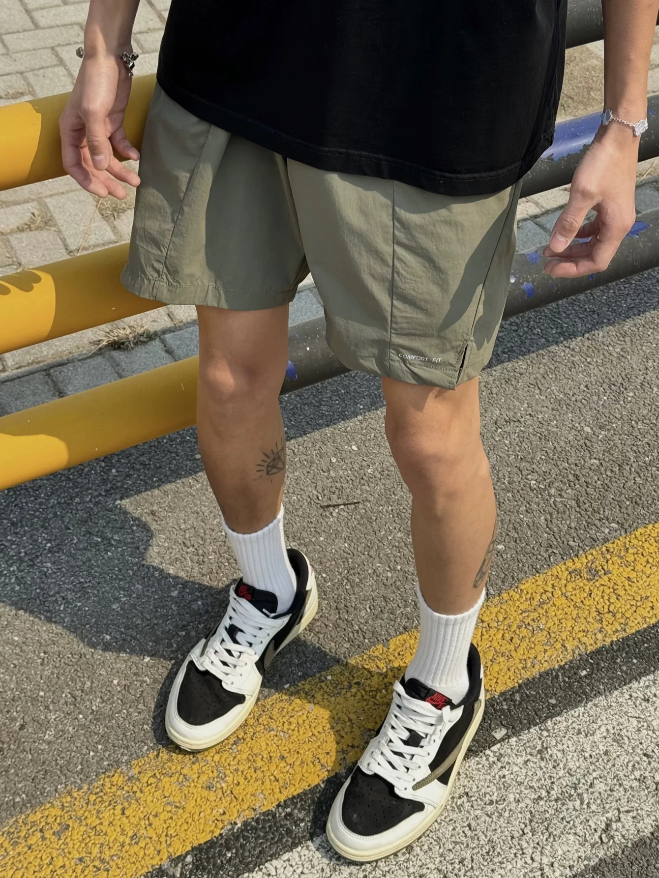 شورت صيفي خفيف الوزن بلون سادة للرجال كاجوال فضفاض للشاطئ بخمس نقاط على الطراز الأمريكي شورت رياضي مستقيم الساق بخصر مطاطي