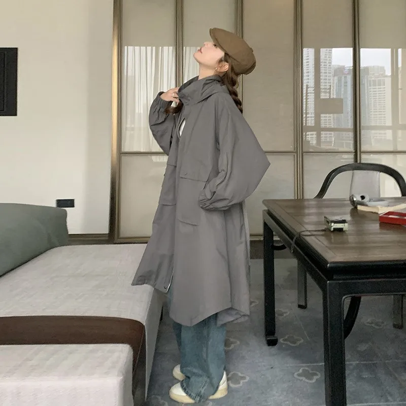 A new youthful versatile comfortable and skin-friendly trench coat workwear