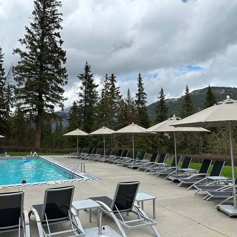 

Aluminum Outdoor Sun Lounge Chair Service Rent Supplier Beach Poolside Chaise Lounge Folding Chair Mesh Resort Pool Sun Lounger