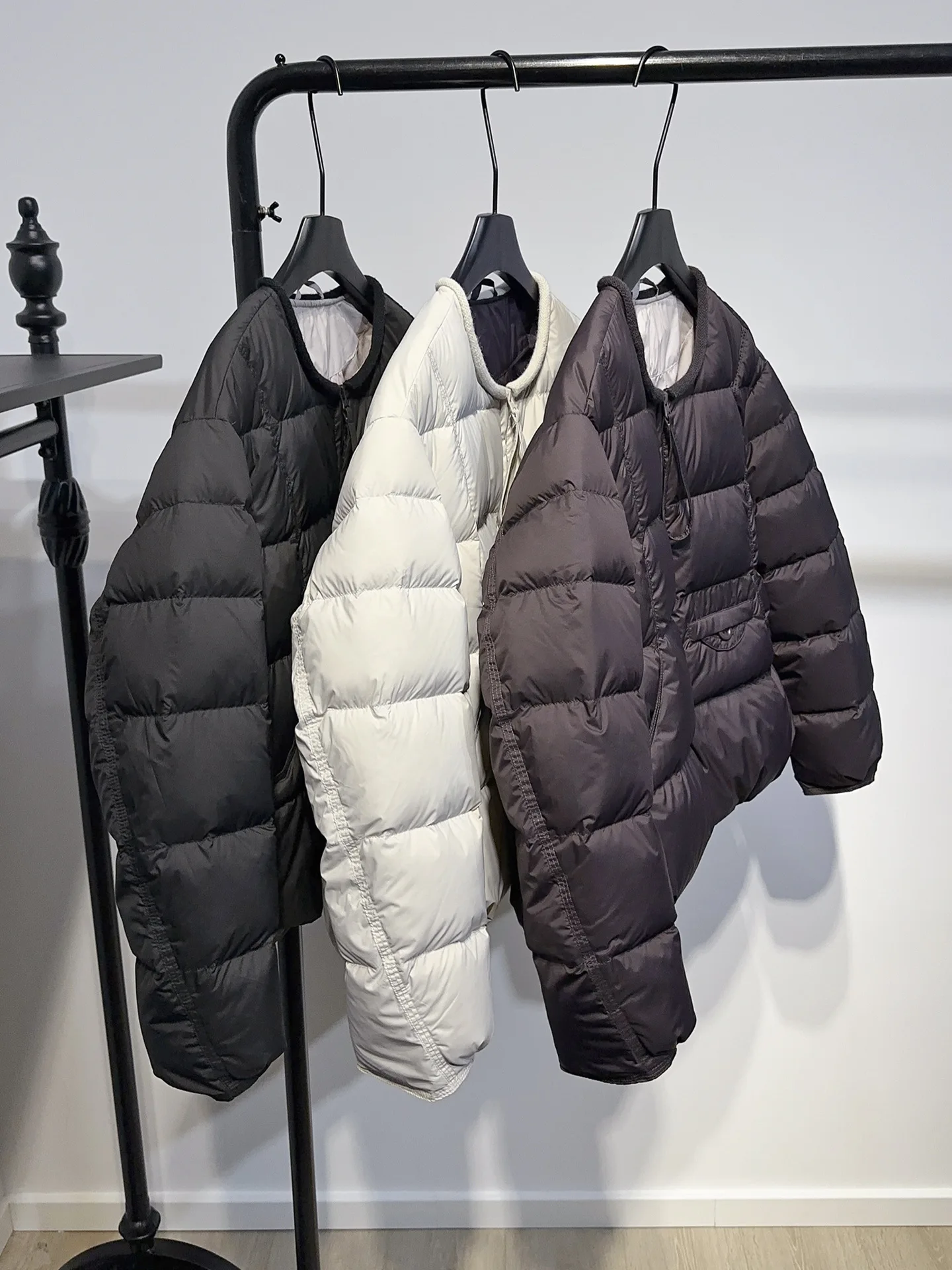 

Chic 2025 short puffer. 90% duck down, round neck & ultra-light. Korean-style & trendy.