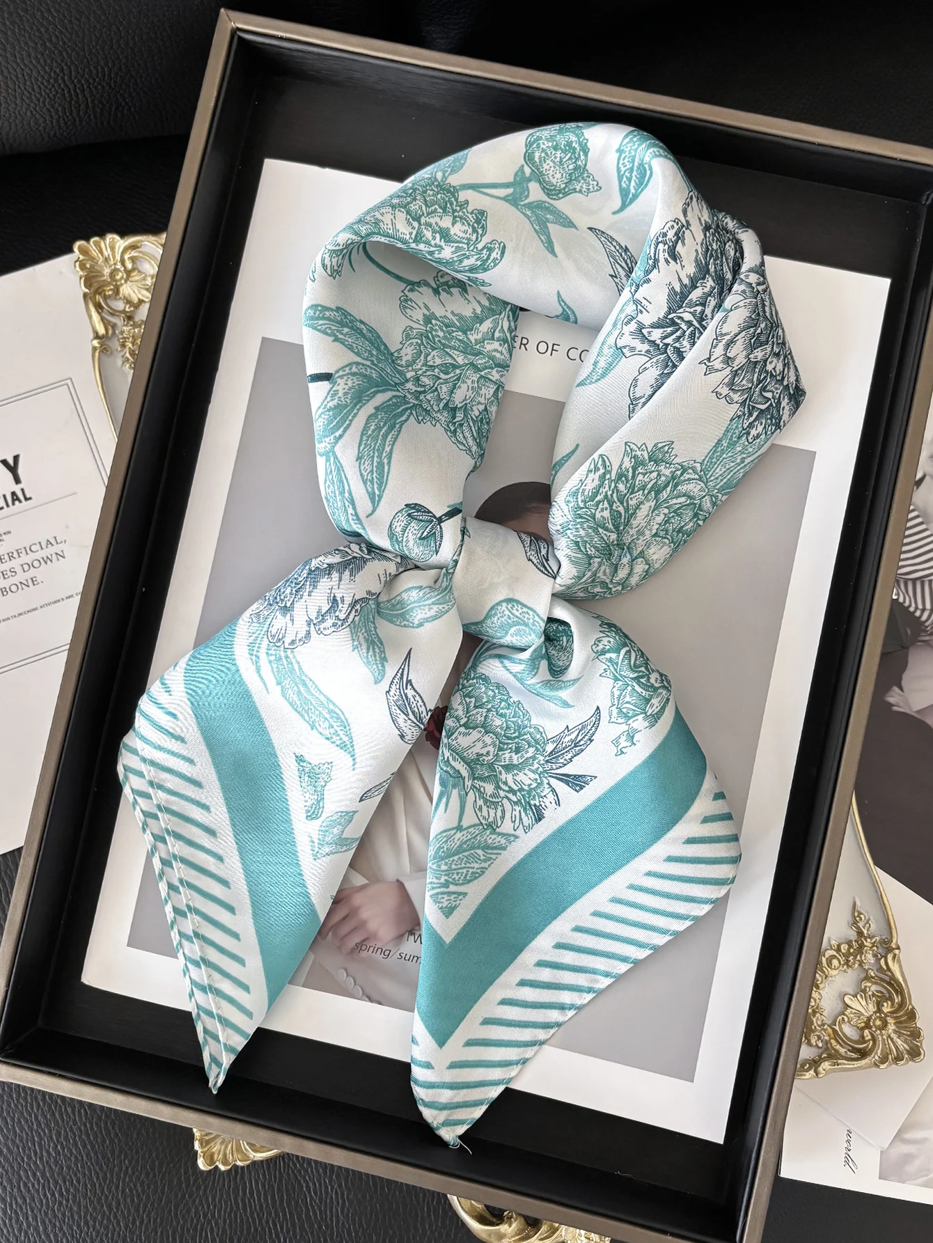 Quadratischer Schal aus Satin mit Vintage-Kettendruck, weiches, leichtes Damenmode-Accessoire für Haare, Halstuch, eleganter Haarschal – Detail 3