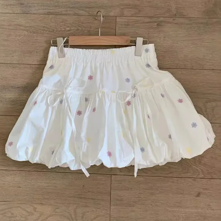 Spódnica do połowy długości dla kobiet lato 2025 nowy design krótki spódniczka kokardka spódnica z pąkami kwiatowymi