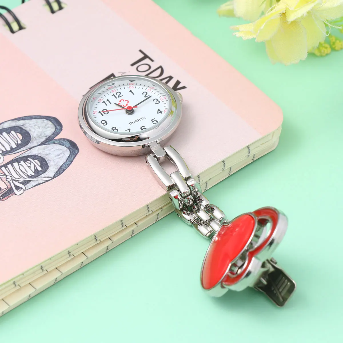 ساعة جيب ممرضة على شكل قلب أحمر متين وخفيف الوزن ومبتكر لتزيين الملابس