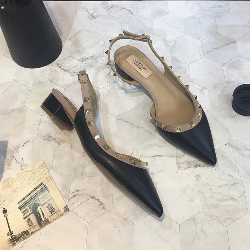 2026 Hochwertige spitze Damen-High-Heels: Neue Retro-Sandalen aus Lackleder mit Nieten – Bequeme Büro-Sandalen mit offenem Absatz – Detail 5