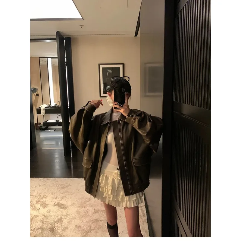 春秋のクールでハンサムなレトロなオーバーサイズのダメージ加工ブラウンソフトフェイクレザージャケット女性用ジッパーランウェイファッション