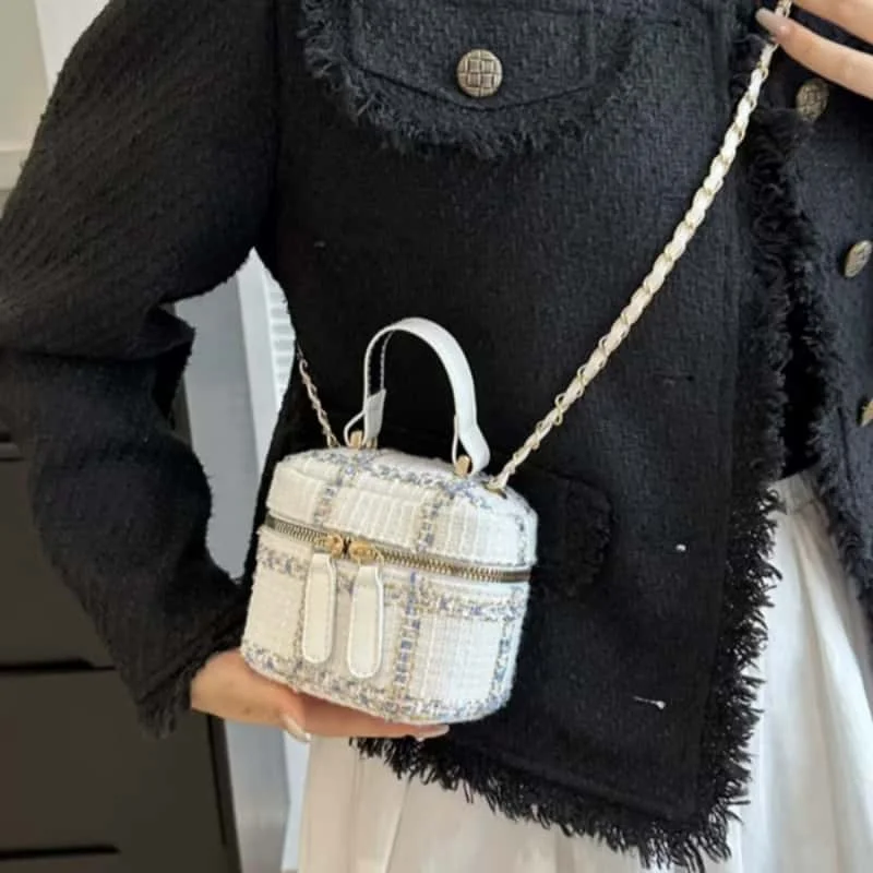 

Женская сумочка-ведро с цепочкой и бриллиантами, осень 2024