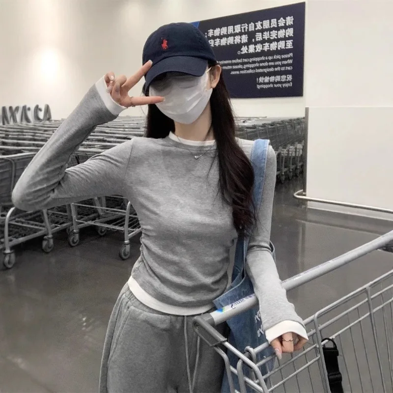 Jesienna bluzka z kontrastowymi kolorami, imitacja dwuczęściowej, plisowana, z długim rękawem, wyszczuplająca, bazowa.