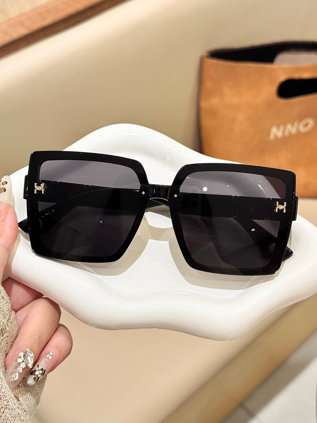 1pc High End Black Frame Large Frame Sunglasses Unisex Style Anti Ultraviolet Ideal For Outdoor Photography Party Gathering Daily Wear Perfect Holiday Gift Fashion Trendy Shades For Men And Women