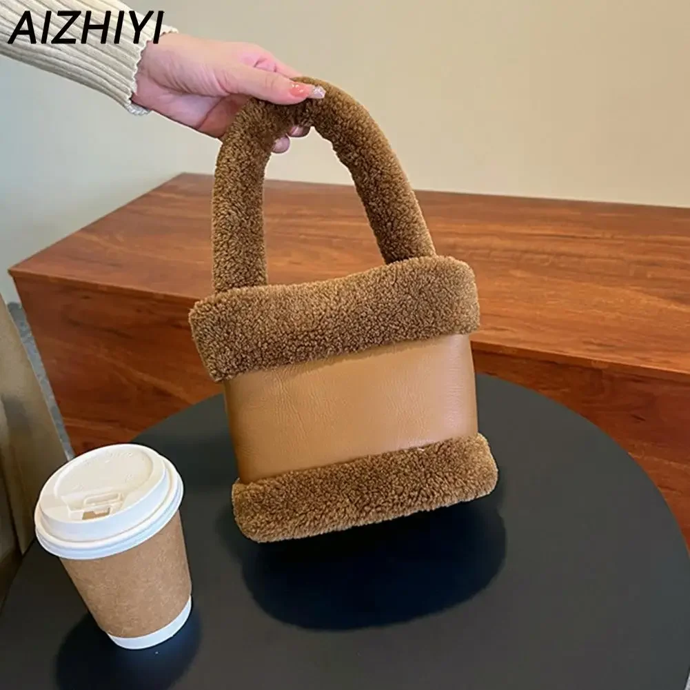 Winter Tote Bag for Women Plush Bucket Bags Luxury Design Faux Fur Handbags Lamb Wool Shoulder Bag Fluffy Top Handle Bag Purse