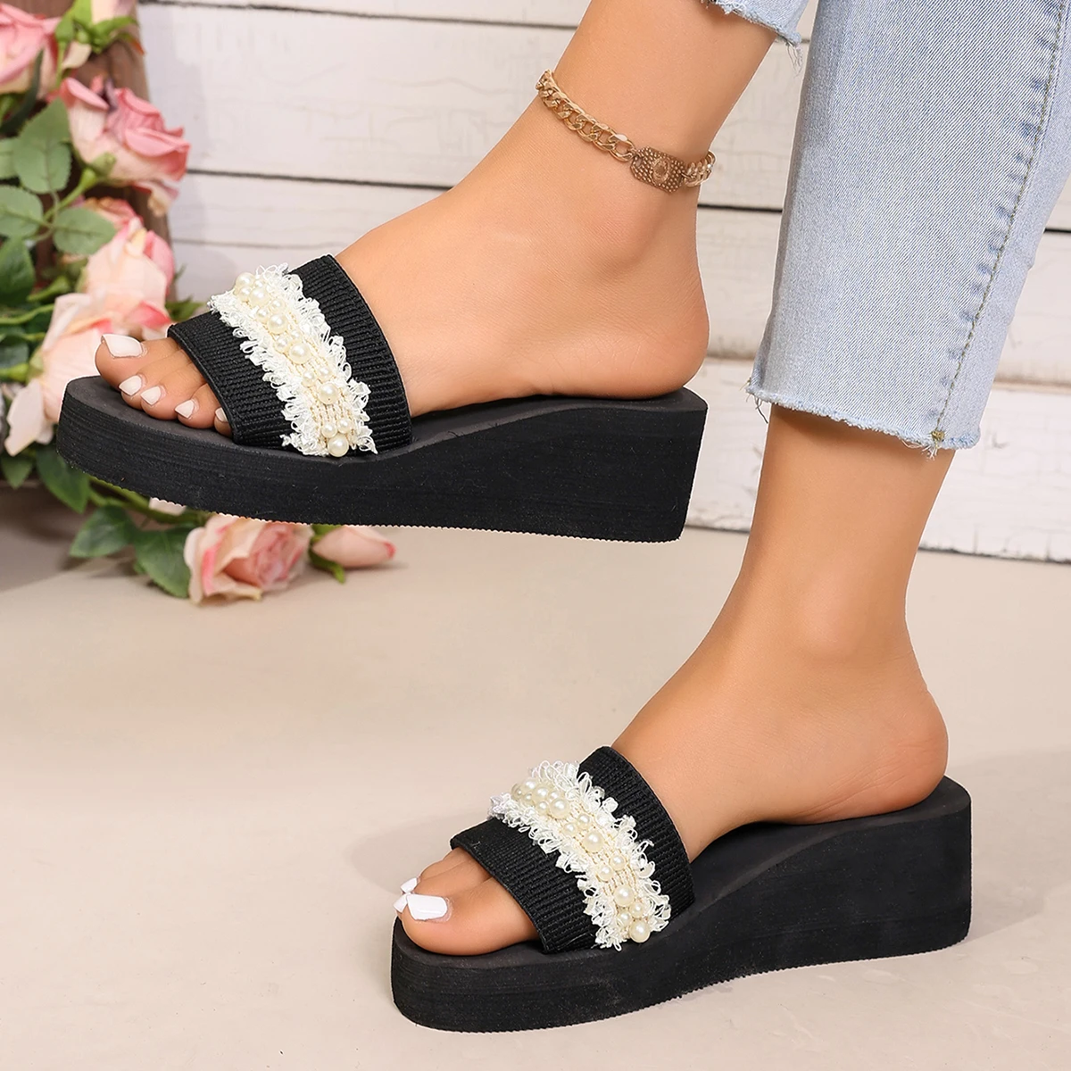5 cm Absatzhöhe, elegante, mit Strasssteinen verzierte, schlichte schwarze Slip-On-Sandalen für Damen – Detail 6