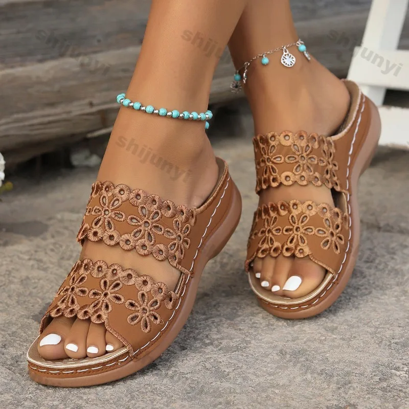 

Винтажная обувь большого размера, женские летние новинки 2024, удобные сандалии на платформе с полым цветком, женские легкие тапочки на танкетке