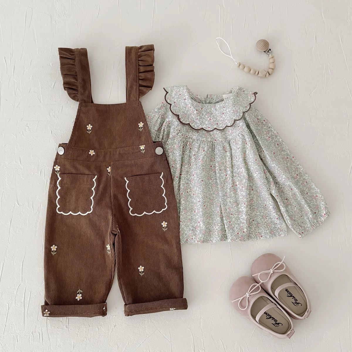 Koreanisches Pastoral-Babykleidungsset, weißes Oberteil mit Spitzenbesatz & brauner Cordoverall mit bestickten Blumenmustern an den Taschen – Detail 4