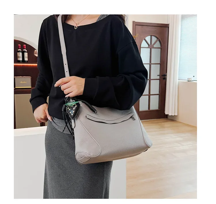 

2025 Autumn New High-end Texture Simple Light Luxury Shoulder Messenger Bag Casual Trend Tote Bag Women