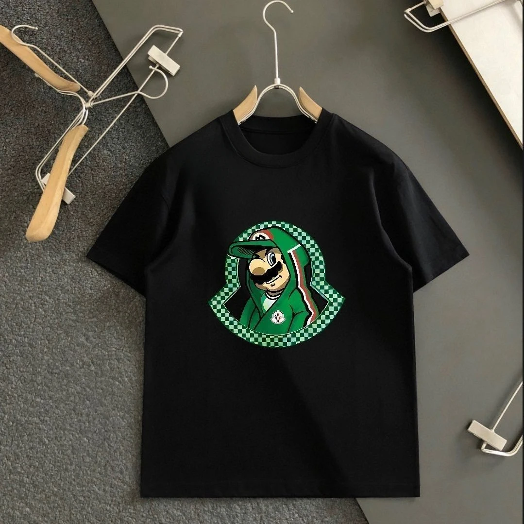 2025Las tendencias de moda para hombres y mujeres incluyen camisetas deportivas informales, comodidad de algodón y lujo en las calles de Harajuku
