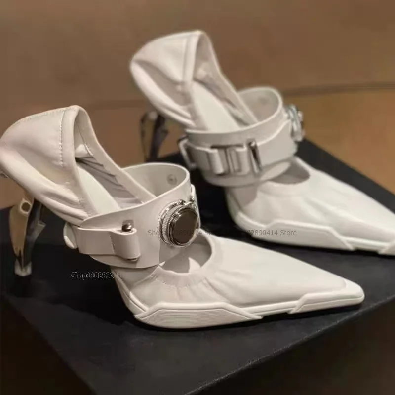 Zapatos de tacón con punta estrecha Para mujer, calzado con decoración de Metal, sin cordones, estilo extraño, Sexy, novedoso, color blanco, 2023