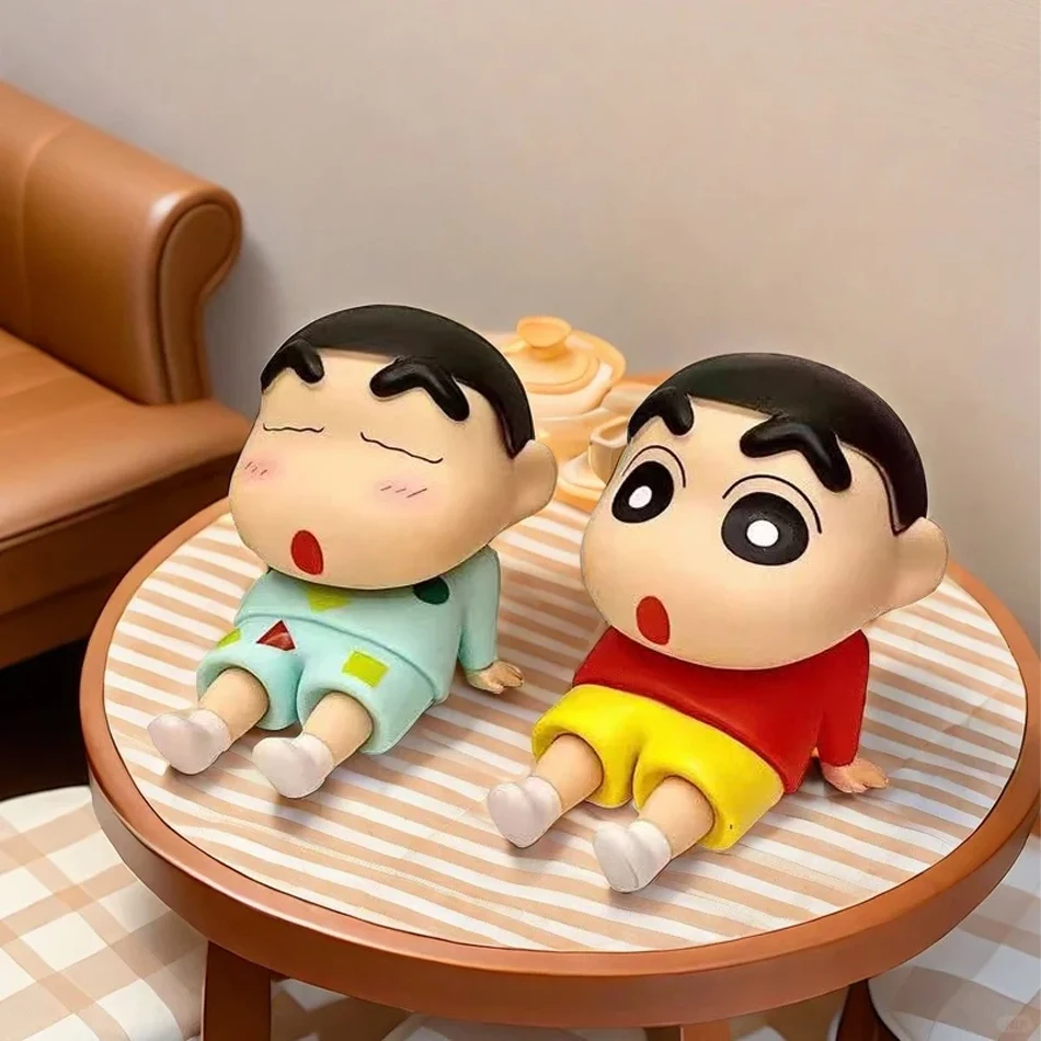 Kawaii تلوين شين تشان Boochan حامل هاتف سطح المكتب أنيمي الحلي مشاهدة التلفزيون الكرتون الهاتف دعم لطيف دمية الفتيات هدية