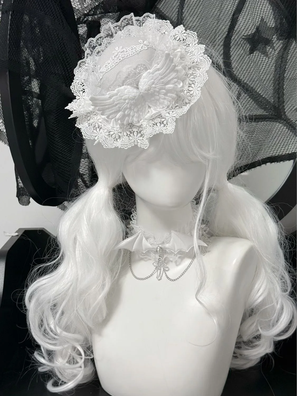 Mini chapeau gothique élégant Lolita fait à la main avec aile d'ange blanche, accessoire pour cheveux doux, couvre-chef de sous-culture à la mode pour femmes