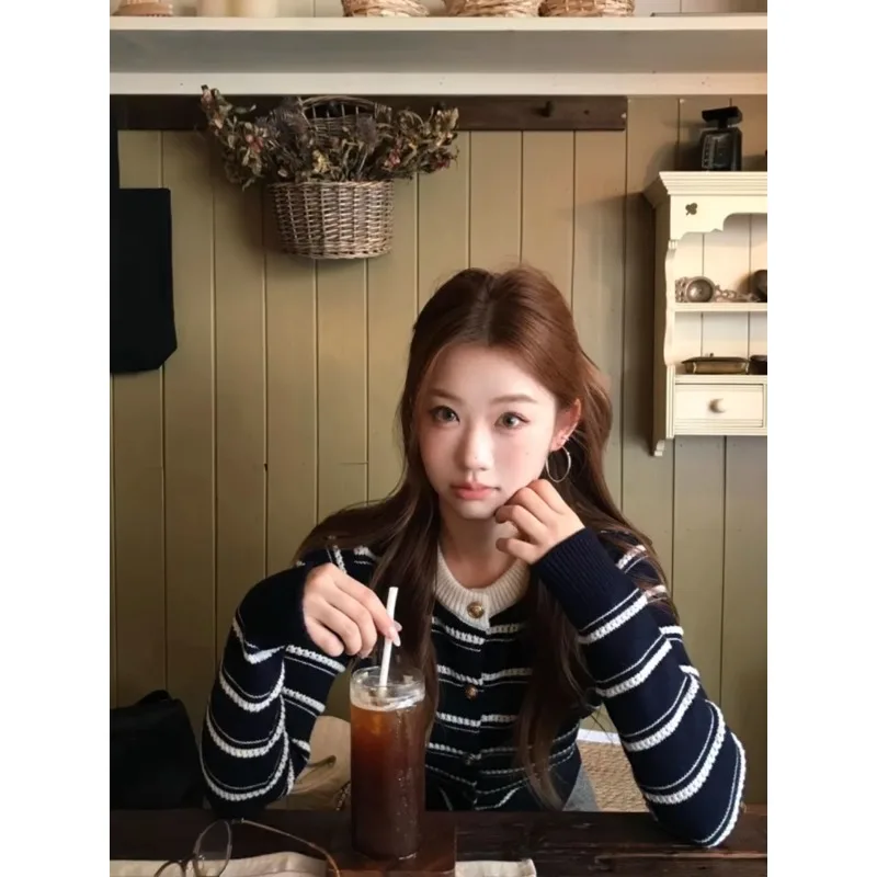 

Женские осенние кардиганы и свитеры в стиле Y2K: свободные, на кнопках, с рукавами-лепестками, на молнии до середины груди, с бантом, вязаные, с декоративными элементами