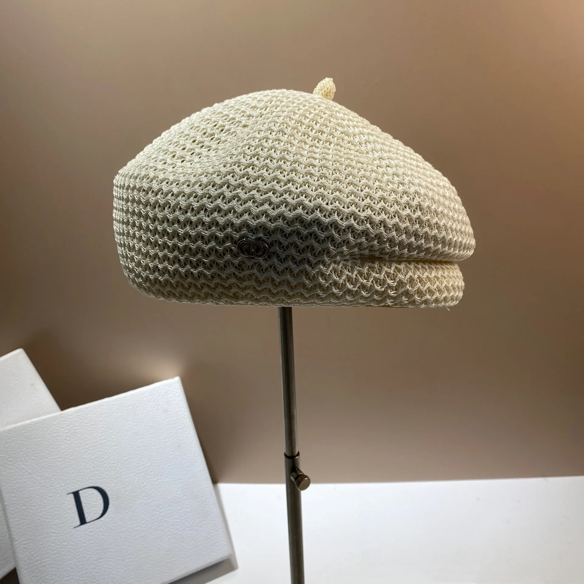 Boina asimétrica de diseñador de inspiración japonesa: sombrero de artista estructurado de ganchillo, sombreros retro de moda para mujer