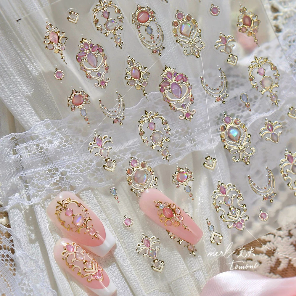 ピンクジェムズ 5D ネイルアートステッカー エンボス加工ゴールドネイルアートステッカーデカール 高級ラインストーン付き メイスデザイン 自己粘着スライダー