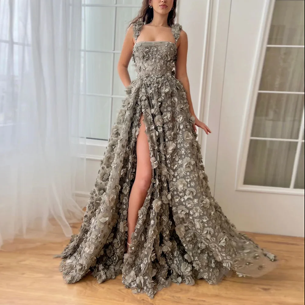 Maßgeschneiderte Abendkleider in A-Linie mit quadratischem Kragen, Spaghettiträger, seitlicher hoher Schlitz, 3D-Blumen, Spitzenapplikationen, langes Abschlussball-Partykleid