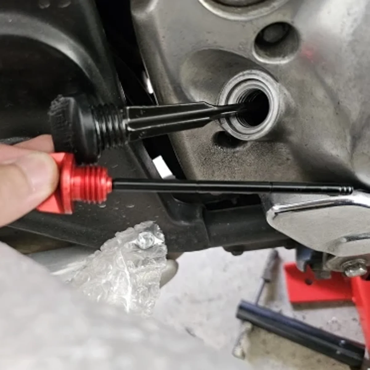 CNC 04-17 Motorcycle Red Aluminum Oil Dipstick Gauge Plugs For HONDA CRF450R CRF 450R 450 R 2004-2012 2013 2014 2015 2016 2017
