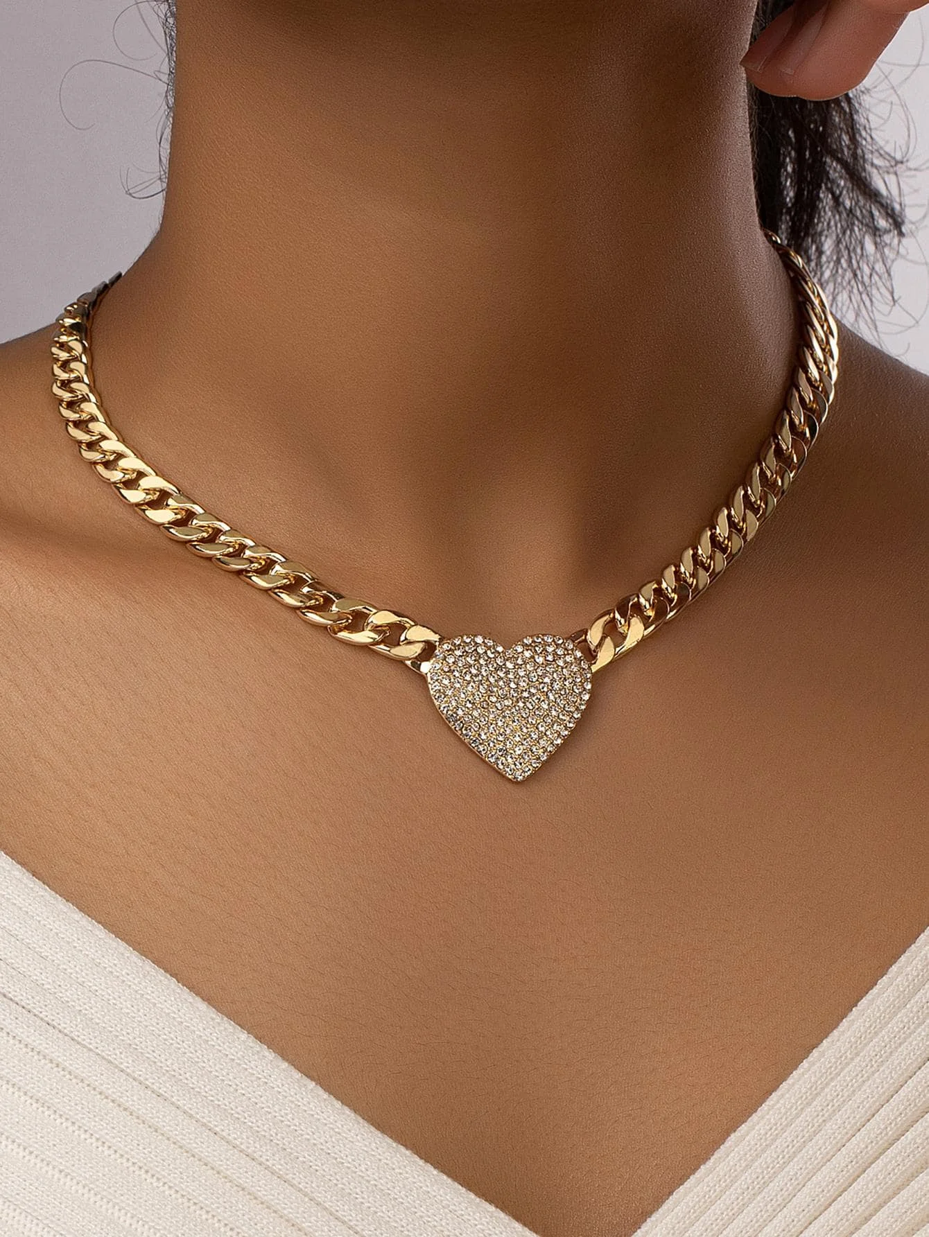 

Feminine and Elegant Rhinestone Inlaid Heart Design Chunky Necklace for Women