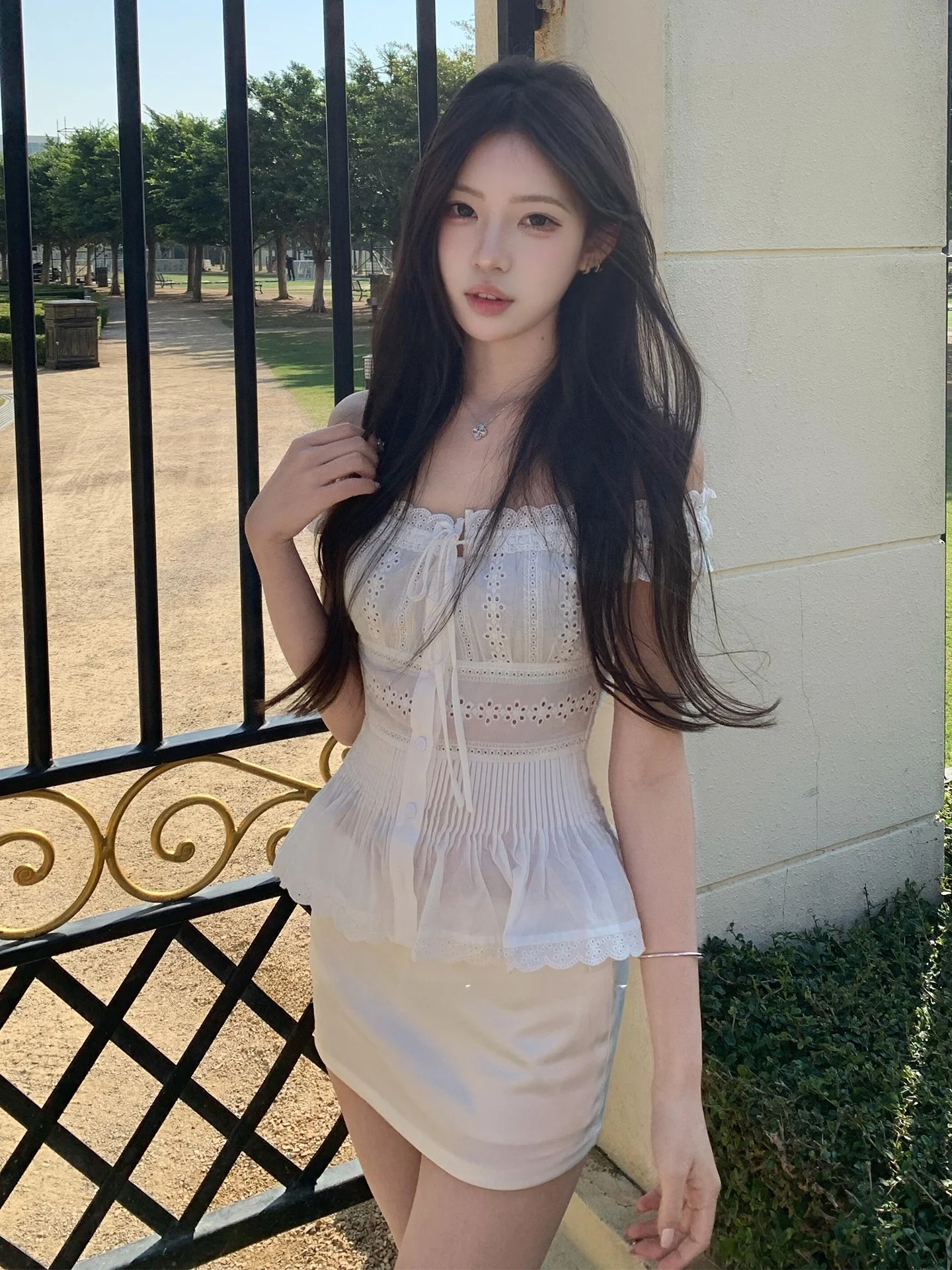 

Комплект из двух предметов: юбка с высокой талией и топ с вышивкой и вырезами на плечах, из дышащей полиэстеровой ткани, с коротким рукавом.