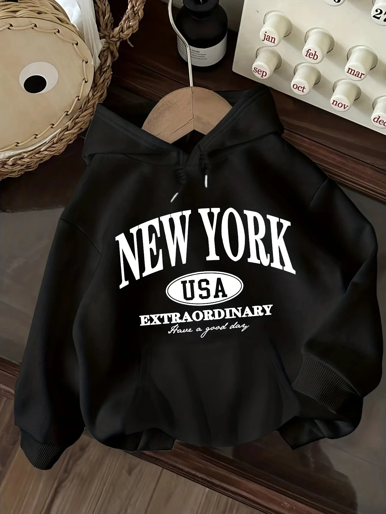 Lässiger, stilvoller Damen-Hoodie mit Buchstabenmuster, langärmelig, Pullover-Modell mit Kängurutaschen, bequemes, stilvolles, minimalistisches Design. – Detail 11
