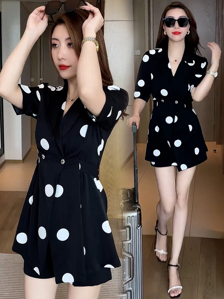 

Популярный модный комплект платьев для женщин, лето 2025 года, новый стиль, костюм с воротником, короткий рукав, юбка в горошек, короткие брюки, комплект из двух предметов
