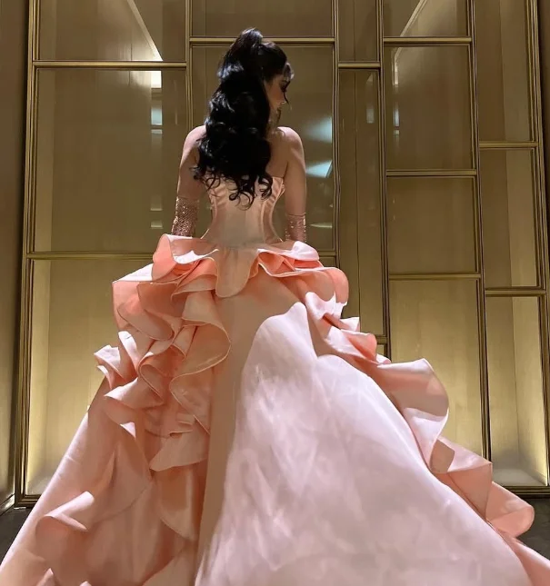 Di alta Qualità Personalizzato Lunghezza Caviglia Paillettes Backless Piega Senza Spalline Abiti Para Bodas Mujer Invitada فساتört