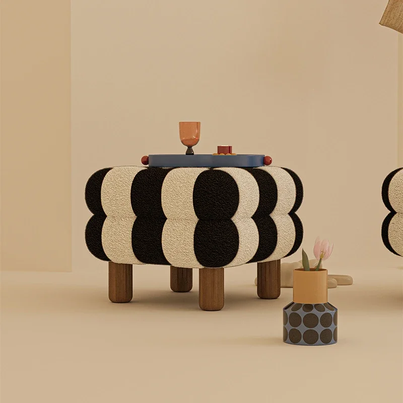 ミニマリストなクリーミーなロースツール - 寝室、メイクアップ、玄関、靴の交換のためのスタイリッシュなチェック柄デザイン 北欧家具