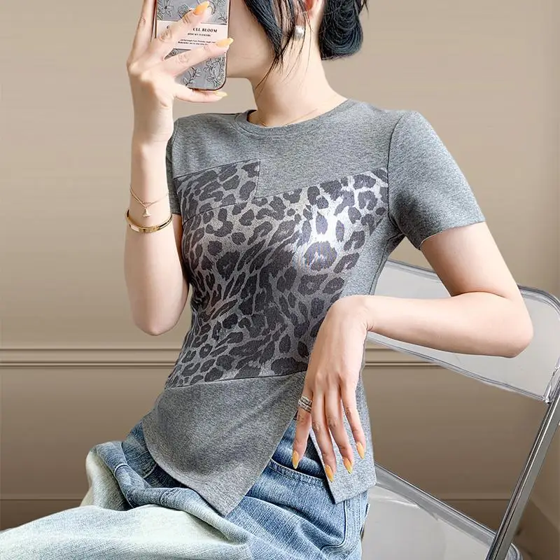 T-shirt z nieregularnym rozcięciem dla kobiet z krótkim rękawem, letni europejski wzór w cętki, łączenie moda z najwyższej półki wszechstronna koszula z półrękawem