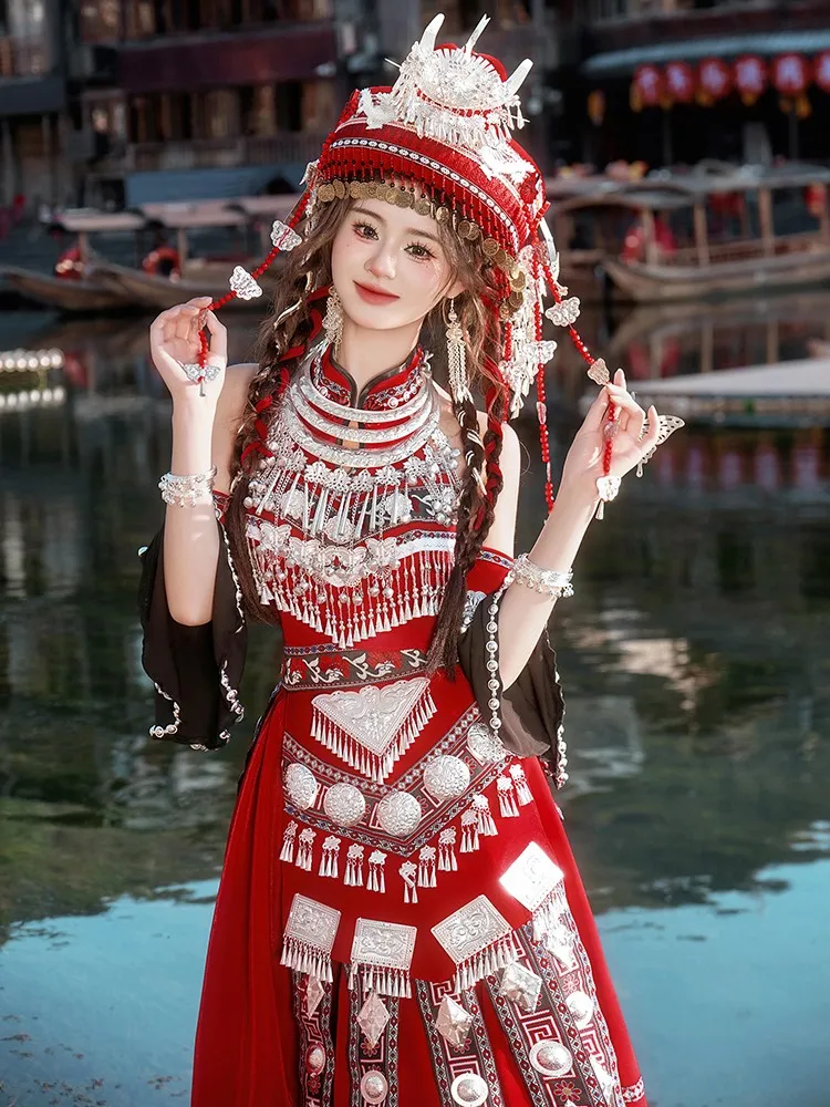 

Photography of a female performance costume in ethnic costumes foreign land featuring red shoulder-scented ribbon long dress