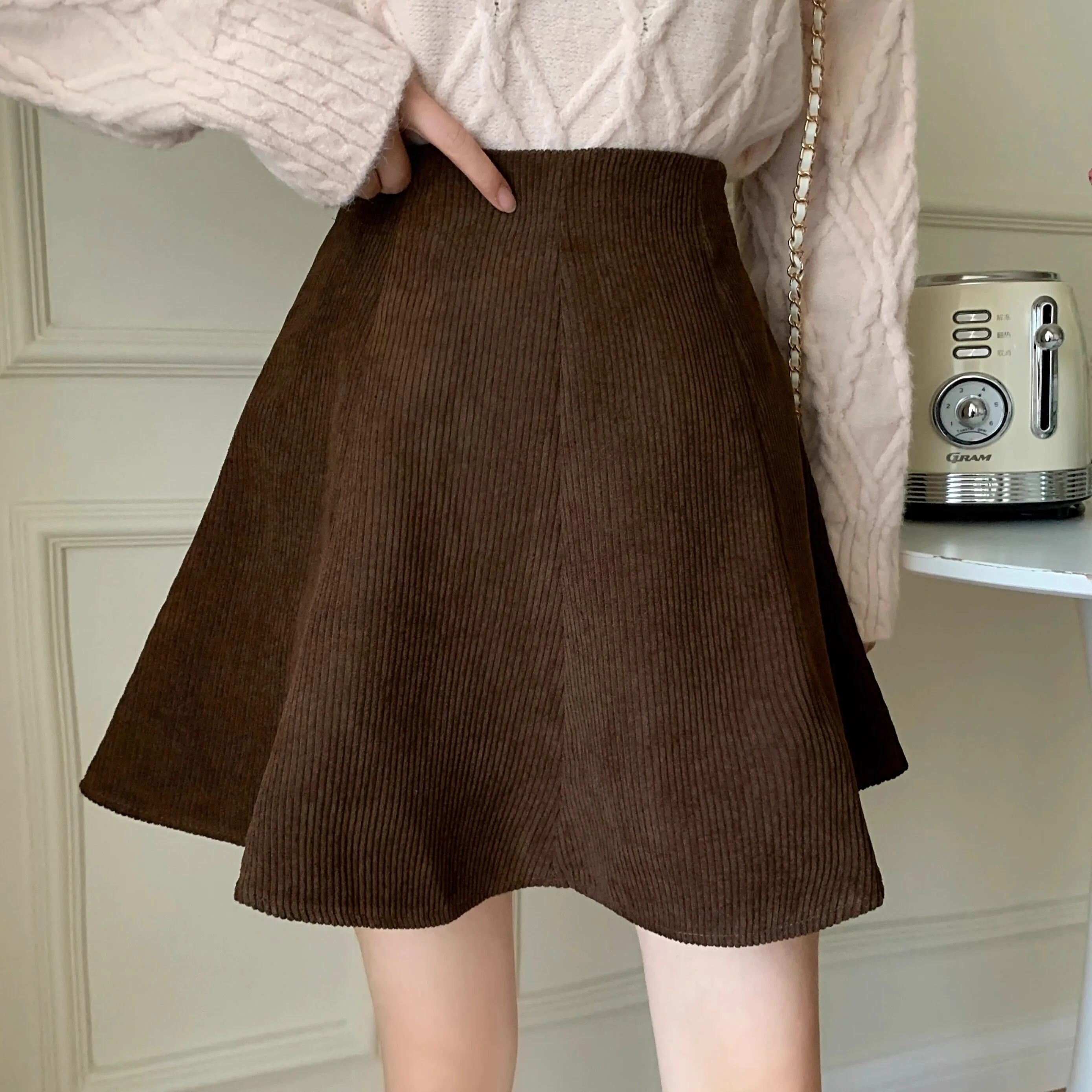 Übergröße Cord-Minirock mit Hoher Taille, A-Linie, Ausgestellt für Damen, Herbst Winter, Weiß Kaffeefarben, Schmal Geschnitten, Hüftumschmeichelnder Skater-Rock – Detail 12
