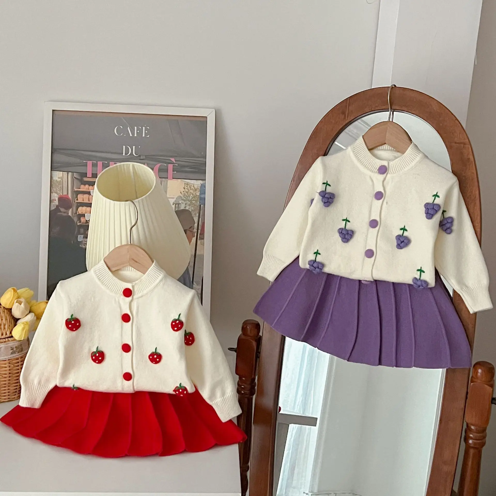 Girls Suit 2025 Spring and Autumn New Childrens Clothing Girls Baby Sweet Strawberry Sweater Pleated Skirt Two Sets Simple
