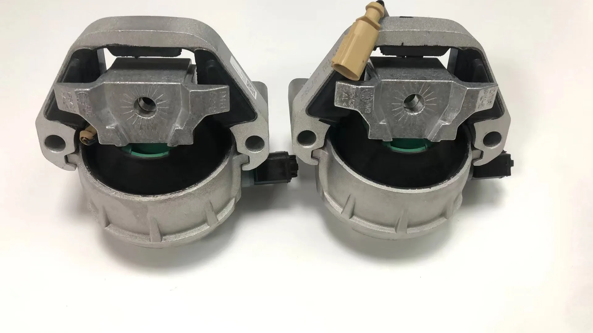 

For Audi A4 Q5 engine foot glue engine support pad chicken foot pad fixed foot pad oil pressure bracket