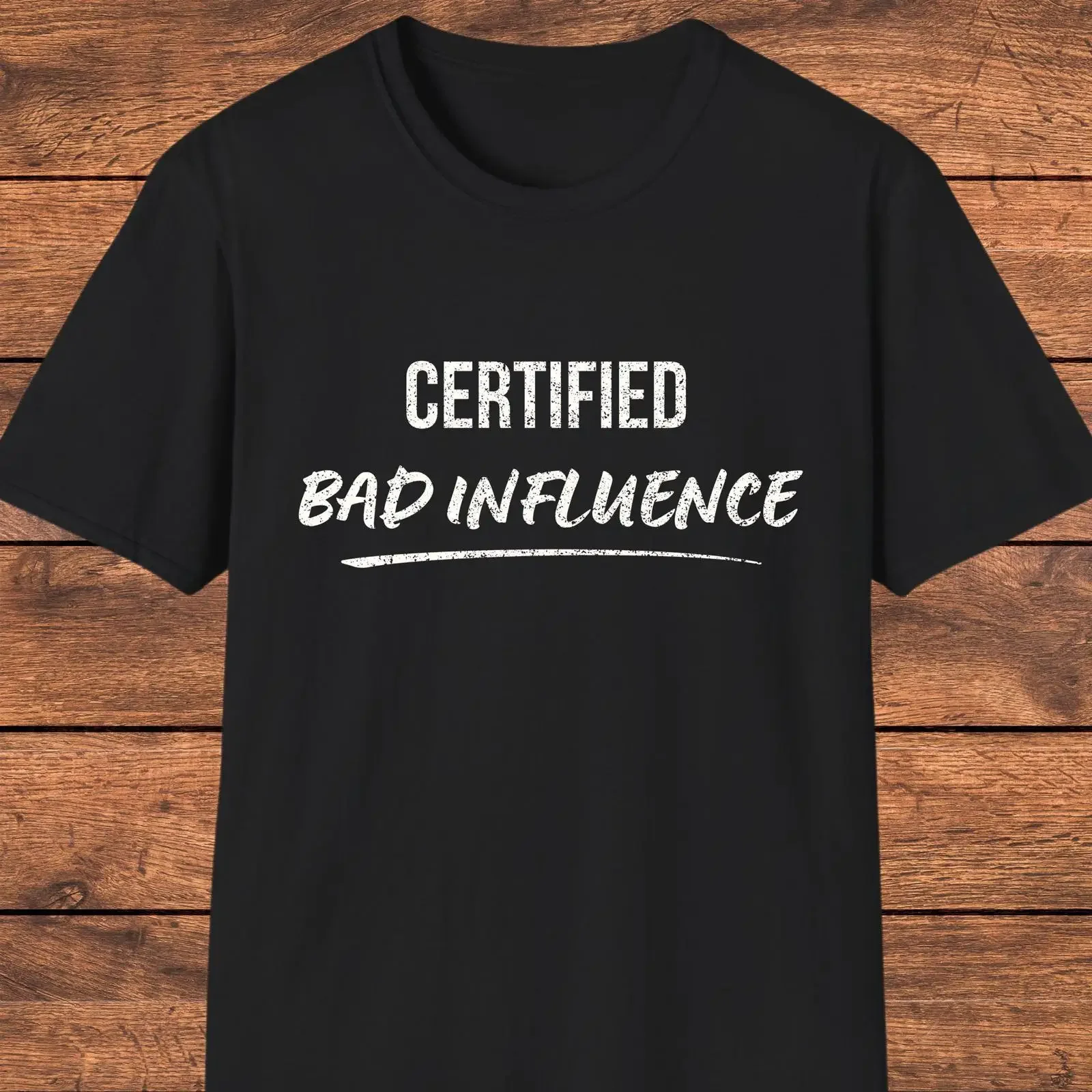 T-shirt humoristique et sarcastique « Certified Bad Influence » avec citation spirituelle, style vintage délavé et extensible, idéal pour les amis