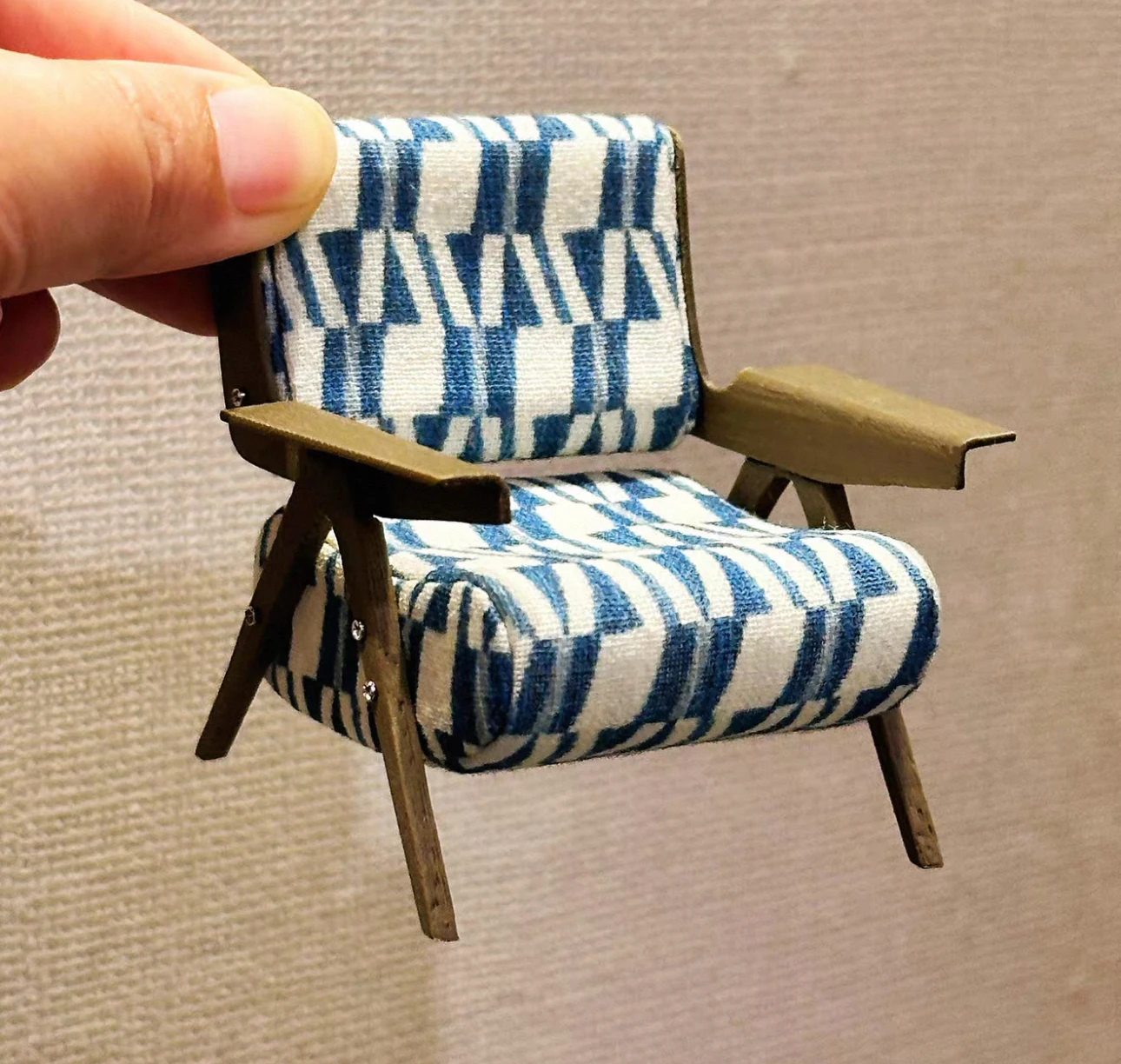 Zdjęcie 6: Zestaw krzeseł Windsor w skali 1/12, 2 sztuki, miniaturowe meble do domku dla lalek, krzesła do wypoczynku na zewnątrz, akcesoria do dekoracji domku dla lalek BJD