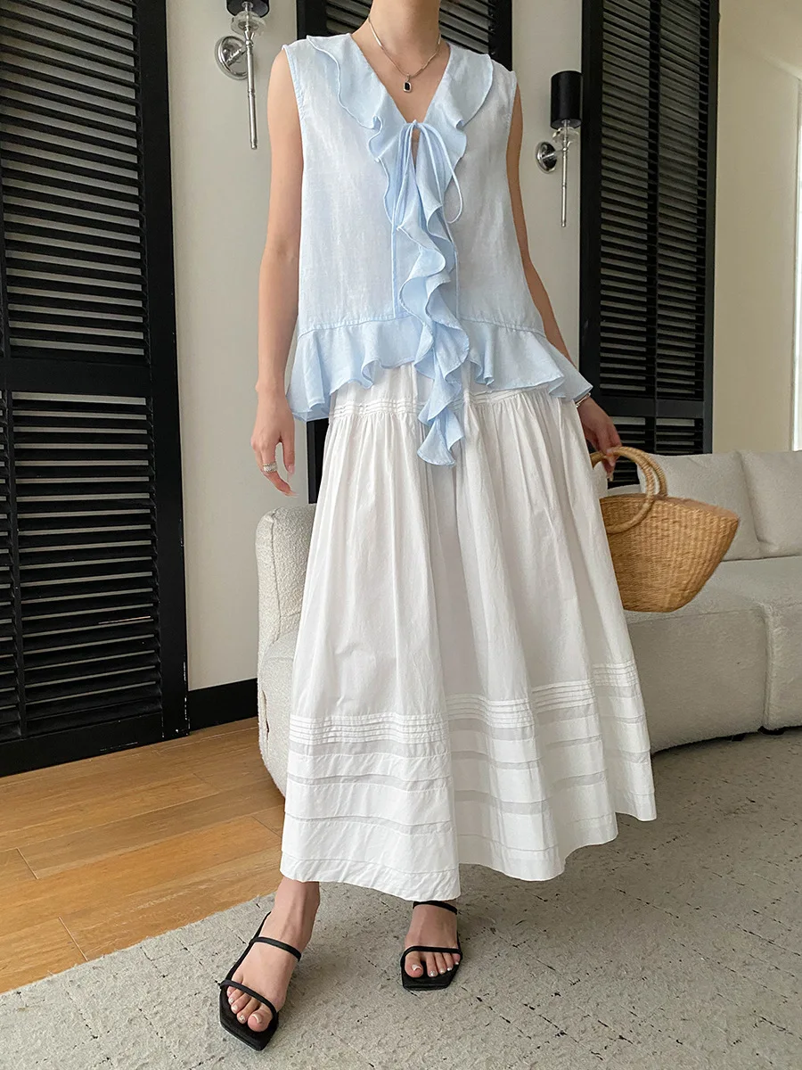 Sommerliche Damen-Weste in einfarbigem Design mit Rüschenkante und V-Ausschnitt, ärmellos. – Detail 14