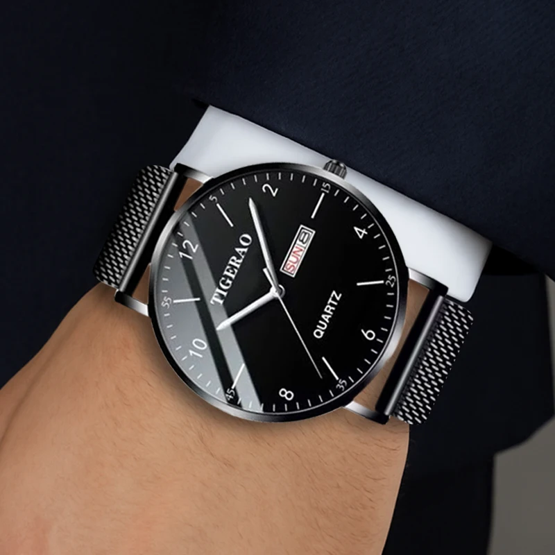 Un orologio da uomo al quarzo doppio con borchie eleganti e in rete nera