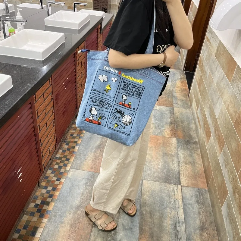 bolsa-de-ombro-snoopy-em-jeans-com-bordado-de-quadrinhos-azul-claro-feminina-casual-grande-capacidade-para-compras