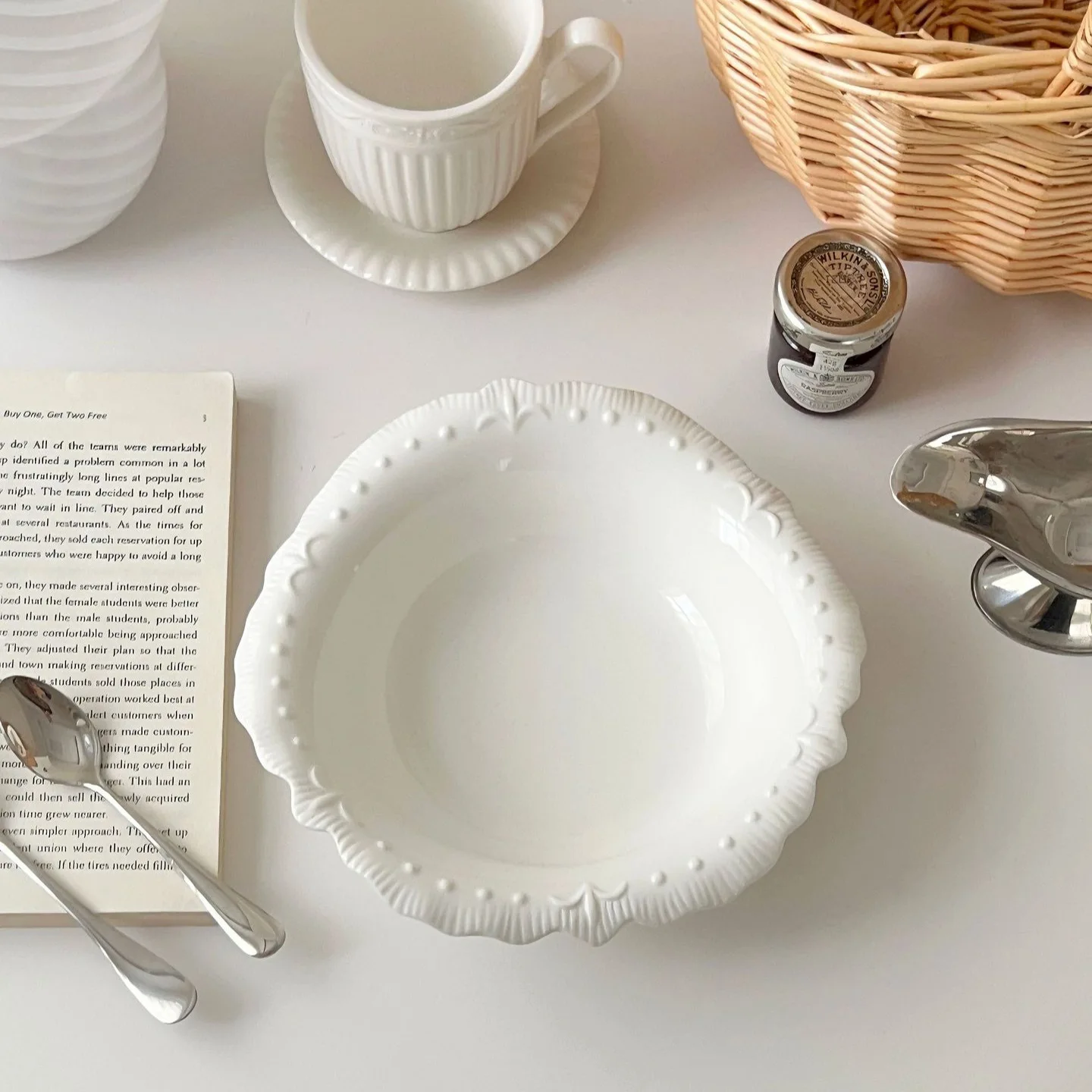 

French Style Embossed Lace Ceramic Bowl Household Solid Color Round Simple Fruit Bowl Western Restaurant Salad Tablewares