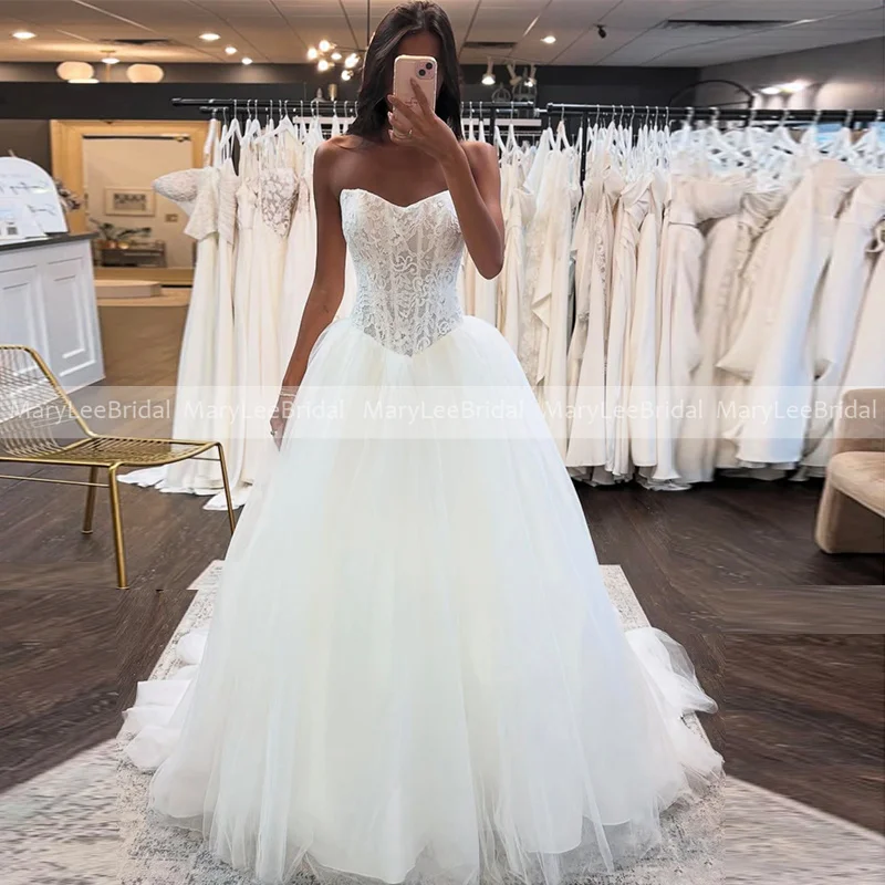 Tulle Ball Gown Wedding Dress with Soft Lace Bodice Customized Strapless Basque Waistline Ivory Bridal Gowns robe de mariée 2026