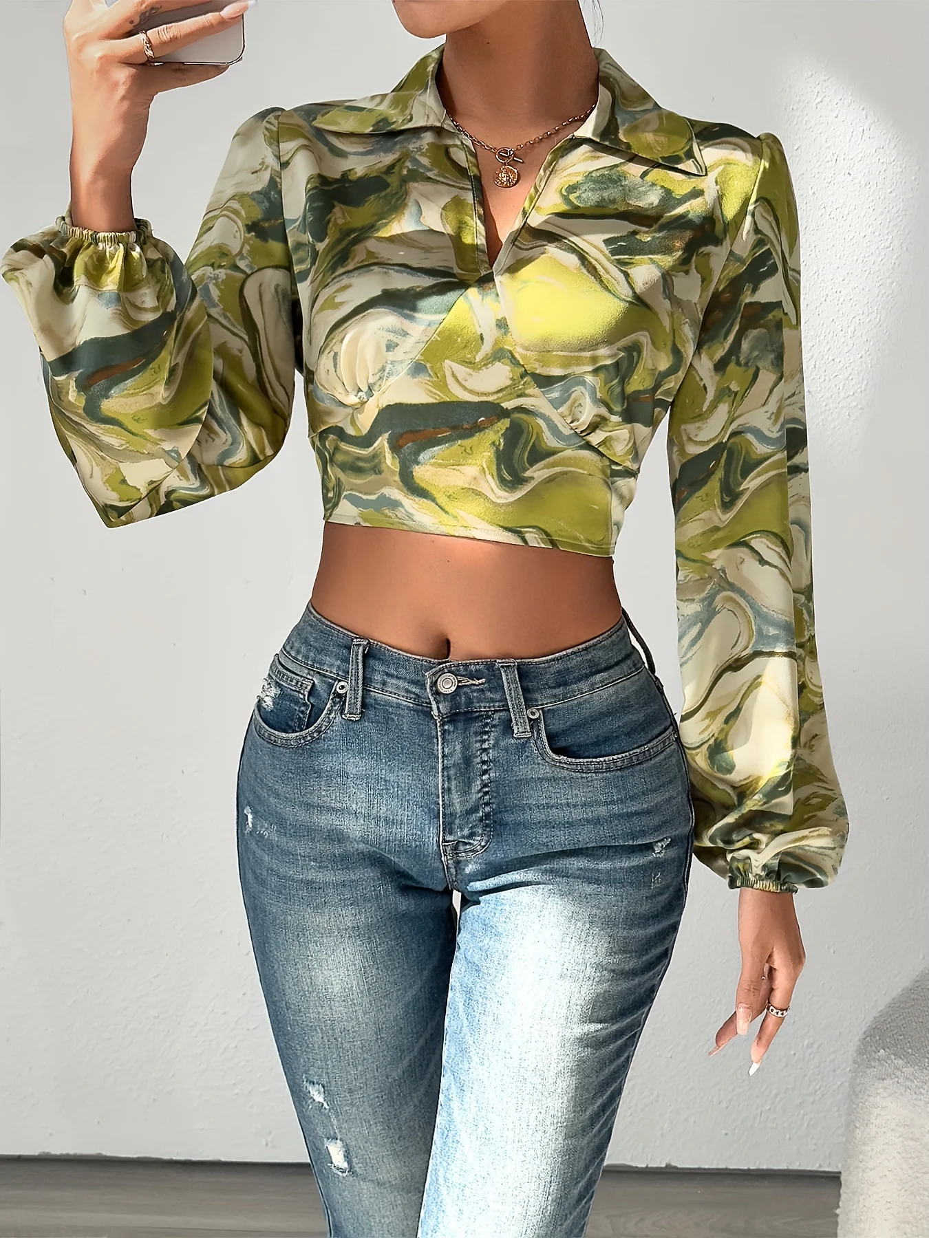 

Женская короткая рубашка зеленого цвета с принтом, легкий и стильный топ в отпускном стиле, подходит для весенних и летних отпусков.