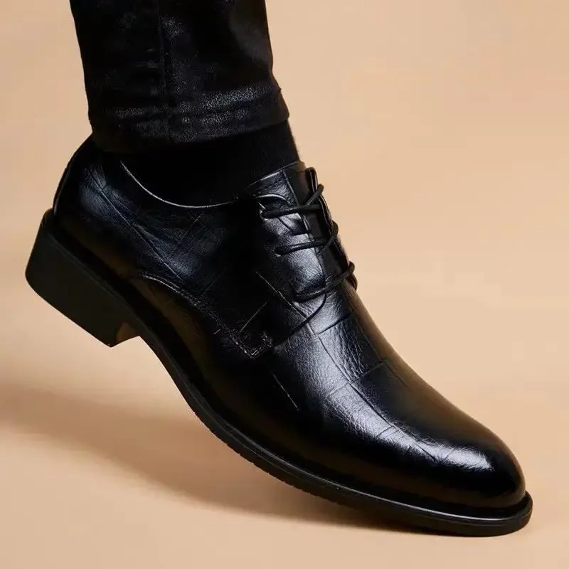 Zapatos de vestir para hombre, calzado oficial de cuero con punta estrecha, color negro, para oficina, Social, a bajo precio, tendencia de fiesta, novedad de 2024