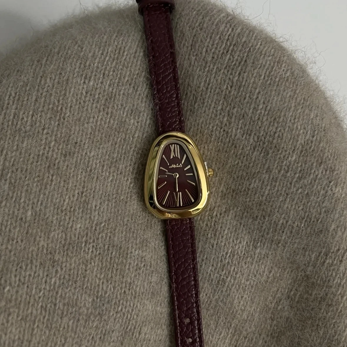 ساعة نسائية جديدة على شكل ثعبان لعام 2025، حزام من الجلد الطبيعي، ساعة ريترو، أرقام رومانية فاخرة