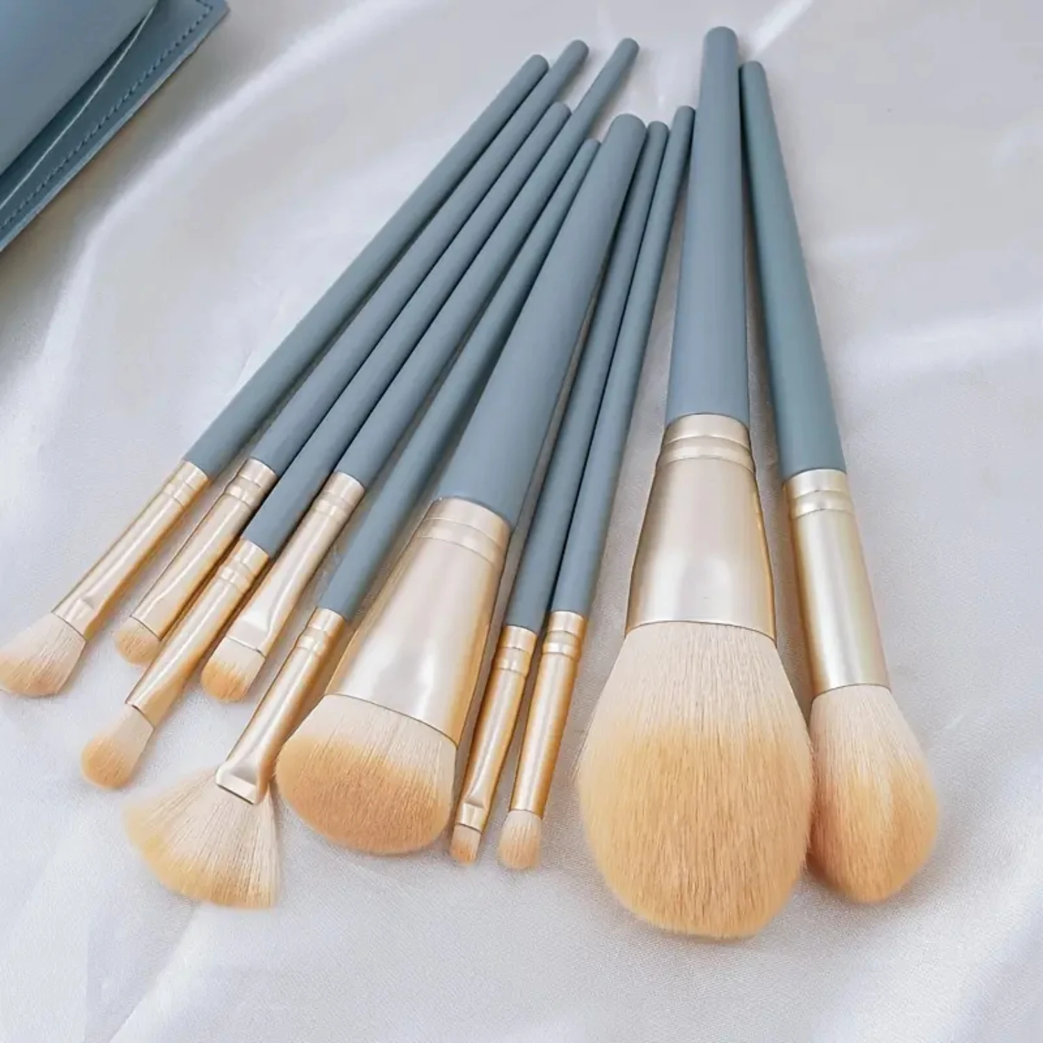 Makeup Brushes Set Foundation Blush Eyeshadow Contour Concealer for Beginners Artists Girls Women Blue Face Foundation brush Bbl